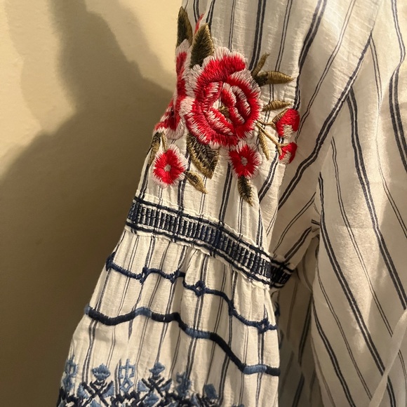 Johnny Was Blue and Soft white Tunic - Picture 5 of 7